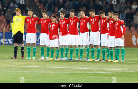 BUDAPEST - 11 novembre: nazionale ungherese di giocatori sono ricordando il defunto ungherese Florian Albert prima di Ungheria vs. Liechtenstein (5:0) cordiale del gioco del calcio presso lo Stadio Puskas su Novembre 11, 2011 a Budapest, Ungheria. Foto Stock