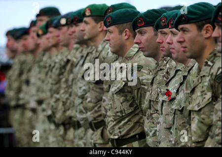 11.11.11. Royal Marine Commando prendere parte al servizio di ricordo per contrassegnare il giorno dell'Armistizio a Plymouth Hoe nel Devon. Foto Stock