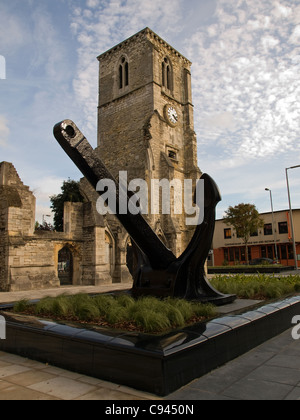 Uno dei tasselli del QE2 ora posto nella parte anteriore del Santo Rood chiesa come un punto di riferimento di Southampton Hampshire England Regno Unito Foto Stock