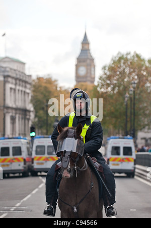 Un Metropolitan montato funzionario di polizia sul dazio in Londra Foto Stock