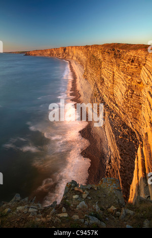 Una vista verso ovest lungo il Glamorgan Heritage costa da Nash punto attraverso Traeth Mawr, marea alta. Foto Stock