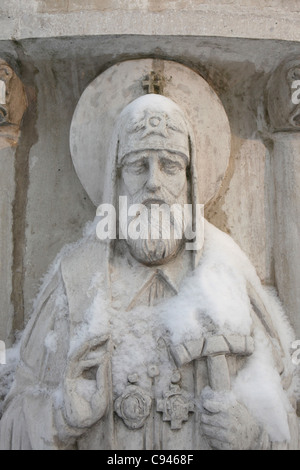 Tikhon patriarca di Mosca. Dettaglio del monumento a santa Olga dallo scultore Vyacheslav Klykov a Pskov, Russia. Foto Stock