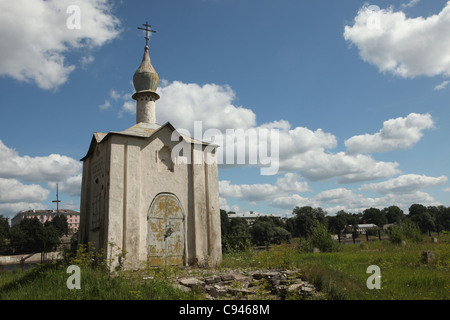 Santa Anastasia la cappella da architetto russo Alexey Shchusev (1911) accanto al ponte Olginsky a Pskov, Russia. Foto Stock