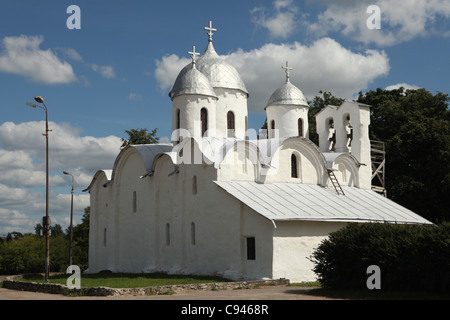 Cattedrale della Natività di San Giovanni Battista del XII secolo a Pskov, Russia. Foto Stock