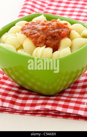 I gusci di pasta non riusciranno mai a fare una grande impressione e la ricetta è molto semplice e delizioso servito con marinara o sughi di carne. Foto Stock