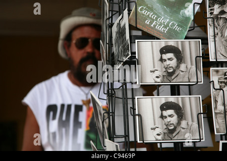 Cartoline con fotografie di Ernesto Che Guevara in una bancarella di strada in Trinidad, Cuba. Foto Stock