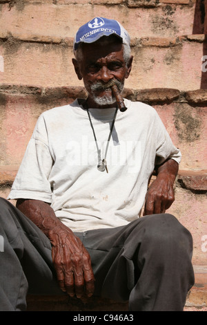 Vecchio fumatore cubano in Trinidad, Cuba. Foto Stock