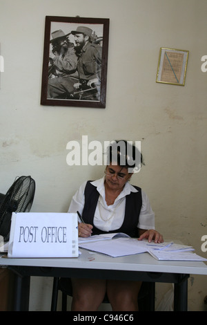 Posta centrale di Trinidad, Cuba. Fotografie di Fidel Castro e Camilo Cienfuegos visto in corrispondenza della parete. Foto Stock