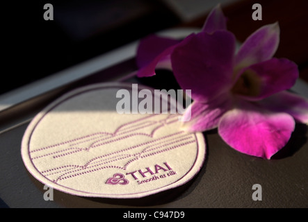 Un Royal Orchid in Thai Airways prima Classe, spazio aereo internazionale Foto Stock