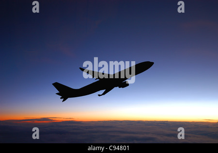 Piano di passeggeri durante il volo e cielo blu dopo il tramonto. Foto Stock