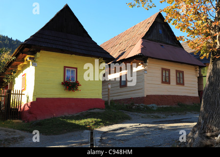 Dipinti tradizionali cottage in legno in Vlkolinec, Slovacchia. Villaggio è registrato sul sito Patrimonio Mondiale dell'UNESCO elenco. Foto Stock