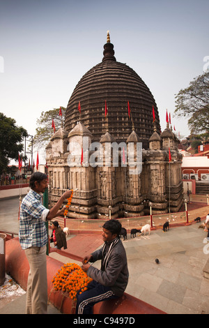 India, Assam, Guwahati, tempio Kamakhya, ghirlanda di fiori di venditori di fronte al Shikara Foto Stock