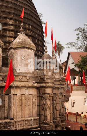 India, Assam, Guwahati, tempio Kamakhya, pietra intagliata pannelli decorare la Shikara Foto Stock