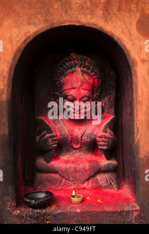 India, Assam, Guwahati, Navagraha Hill, Nabahraha Mandir, Kali scultura coperti di polvere rossa che offre Foto Stock