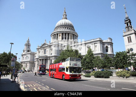 Un autobus aperto sul tetto passando San con la Cattedrale di St Paul, Londra, Inghilterra. Foto Stock