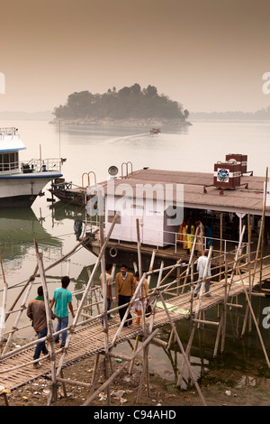 India, Assam, Guwahati, Brahmaputra Riverbank, barca a Umanada tempio su Peacock Island Foto Stock