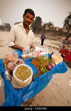 India, Assam, Guwahati, snack venditore, vendita di boot, snack locali della germogliazione chana dal miscuglio di ceci con peperoncini rossi Foto Stock