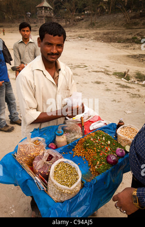 India, Assam, Guwahati, snack venditore, vendita di boot, snack locali della germogliazione chana dal miscuglio di ceci con peperoncini rossi Foto Stock