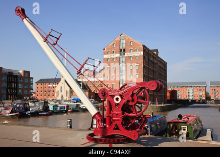 Gloucester Docks, Gloucestershire, England, Regno Unito, Gran Bretagna. Ferrovia Midland gru 1902 rigenerata accanto a Victoria Dock Foto Stock