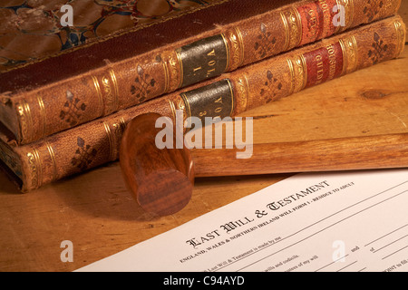 Libri con copertina in pelle martello di legno e ultima volontà e Testamento forma Foto Stock