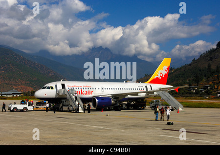 Drukair Airbus 319 arrivando a Paro e Aeroporto Internazionale di Paro, Bhutan Foto Stock