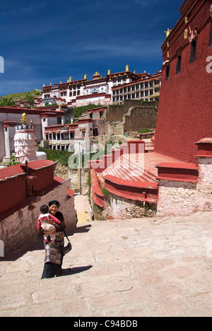 Passaggi di arrampicata al monastero di Ganden Foto Stock