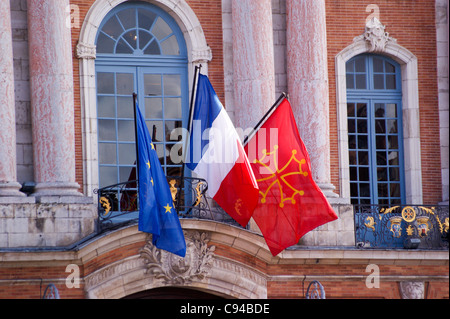 Le bandiere della città, il tricolore francese e l'Unione europea battenti sul Capitole, municipio,Toulouse, Haute-Garonne, France le Foto Stock