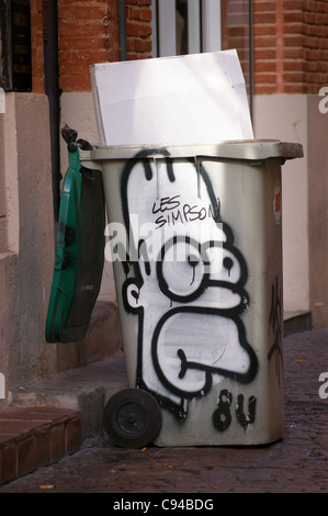 Un bidone con ruote con un dipinto di Homer Simpson in strada, Toulouse, Haute-Garonne, Midi- Pyréneés, Occitanie, Francia Foto Stock