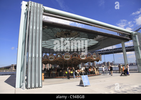 Jane è giostra, il Ponte di Brooklyn Park, Dumbo (verso il basso al di sotto del ponte di Manhattan cavalcavia) Brooklyn, New York City, Stati Uniti d'America Foto Stock