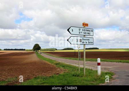 Sources de la Seine road sign - la sorgente del fiume Senna in Côte-d'o nei pressi di Digione in Francia orientale Foto Stock