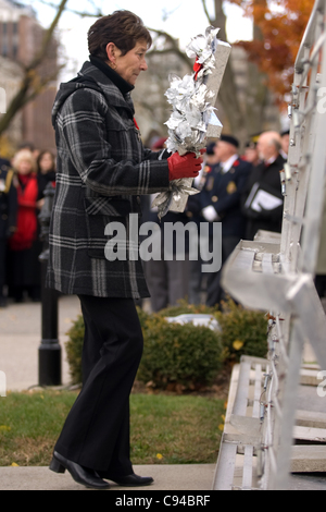 London Ontario, Canada - 11 novembre 2011. Carolyn Wilson, madre del defunto Royal Trooper Dragoon Mark Wilson ha stabilito il cerimoniale di Croce d'argento durante il Giorno del Ricordo cerimonie presso il cenotafio in Victoria Park di Londra Ontario in Canada. Foto Stock