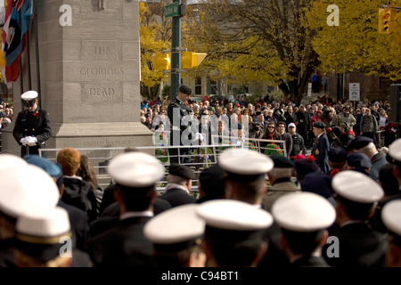 London Ontario, Canada - 11 novembre 2011. Giorno del Ricordo cerimonie presso il cenotafio in Victoria Park di Londra Ontario in Canada. Foto Stock