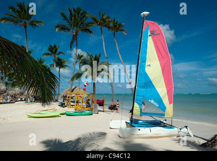Sport acquatici su Bavaro Beach nella parte anteriore del Catalonia Royal Bavaro Hotel Punta Cana Repubblica Dominicana Foto Stock
