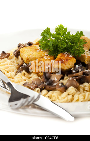 Pollo con le tagliatelle e funghi isolati su sfondo bianco Foto Stock