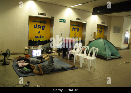 Gente che dormiva in un rifugio di allagamento a Don Muang aeroporto nazionale il 12 novembre 2011 Bangkok , Thailandia. Oltre sette dei principali parchi industriali a Bangkok e migliaia di fabbriche sono state chiuse .Thailandia sta attraversando una delle peggiori inondazioni in oltre 50 anni Foto Stock