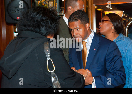 Carrie Solages (D-Elmont), centro eletto come terzo quartiere Nassau County Legislatore, Mineola New York elezione notte, 2011-11-09 Foto Stock