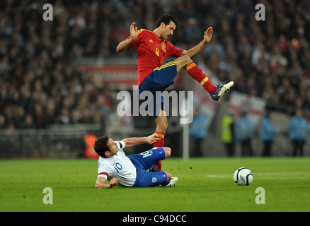 Frank Lampard di Inghilterra e Sergio Busquets di Spagna - Inghilterra vs Spagna - International Football Friendly a Wembley Stadium - 12/11/2011 - Intervento obbligatorio CREDITO: Martin Dalton/TGSPHOTO - fatturazione automatica si applica ove appropriato - 0845 094 6026 - contact@tgsphoto.co.uk - NESSUN USO NON RETRIBUITO Foto Stock