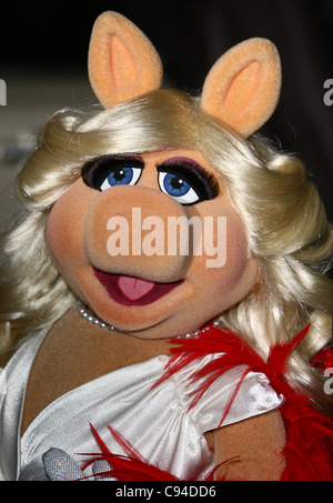 MISS PIGGY i Muppets. PREMIERE MONDIALE HOLLYWOOD Los Angeles California USA 12 Novembre 2011 Foto Stock