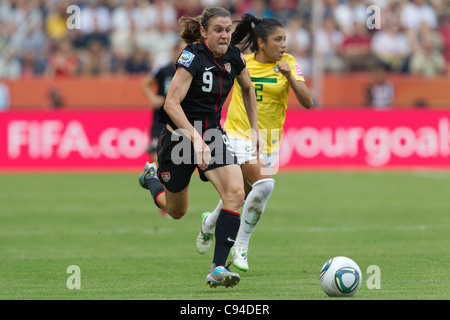 Heather O'Reilly degli Stati Uniti comanda la sfera contro il Brasile durante una FIFA Coppa del Mondo Donne quarterfinal partita di calcio. Foto Stock