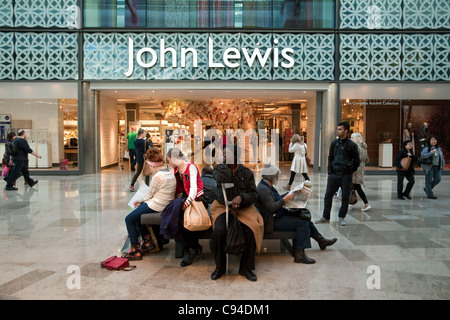 La gente seduta al di fuori del John Lewis Store, il centro commerciale Westfield Stratford London REGNO UNITO Foto Stock