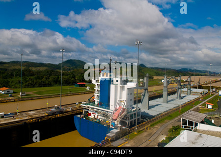 Grande nave che attraversa il canale di Panama Foto Stock