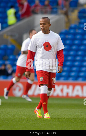 Il Galles Robert la Earnshaw in fase di riscaldamento. Il Galles v Norvegia Vauxhall international amichevole al Cardiff City Stadium nel Galles del Sud. Solo uso editoriale. Foto Stock