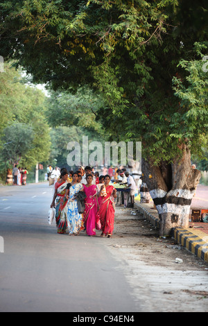 Pellegrini camminando intorno alla montagna di Arunachala durante la luna piena del Tamil Nadu India Foto Stock