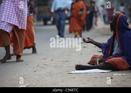 Mendicante e pellegrini che camminano intorno alla montagna di Arunachala durante la luna piena del Tamil Nadu India Foto Stock