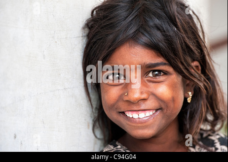 Povero indiano mendicante nomadi ragazza sorridente sul lato del telaio con spazio di copia Foto Stock