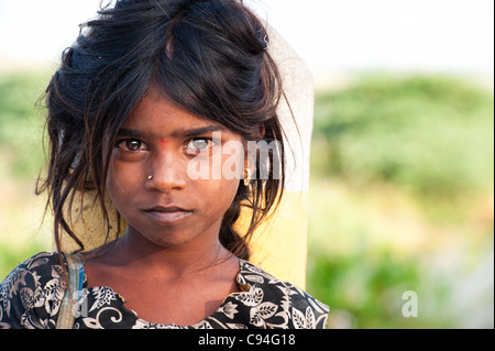 Povero indiano mendicante nomadi girl, messa a fuoco selettiva con spazio di copia Foto Stock