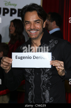 EUGENIO DERBEZ i Muppets. PREMIERE MONDIALE HOLLYWOOD Los Angeles California USA 12 Novembre 2011 Foto Stock