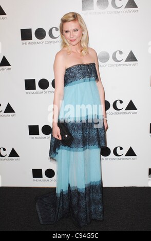 Kirsten Dunst presso gli arrivi di MOCA di gala annuale, MOCA Grand Avenue, Los Angeles, CA Novembre 12, 2011. Foto di: Elizabeth Goodenough/Everett Collection Foto Stock