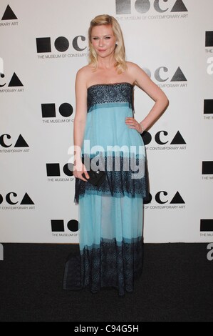 Kirsten Dunst presso gli arrivi di MOCA di gala annuale, MOCA Grand Avenue, Los Angeles, CA Novembre 12, 2011. Foto di: Elizabeth Goodenough/Everett Collection Foto Stock