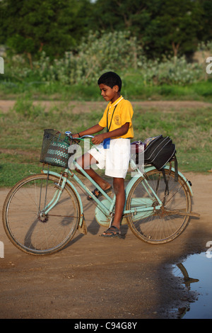 Indian School boy in bicicletta nel Tamil Nadu India Foto Stock